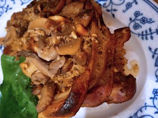Kalbsstelze mit Champions und Knoblauch