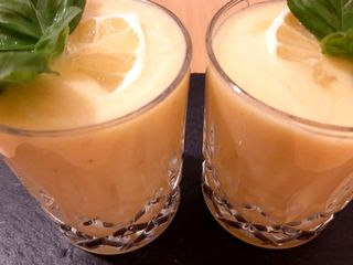 Erfrischende Cocktails aus Banane und Ananas