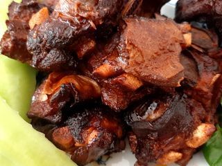 Verführerische Lammrippen in pikanter Honigmarinade