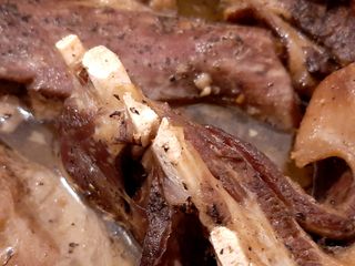 Lammrippen mit Knoblauch und Oregano